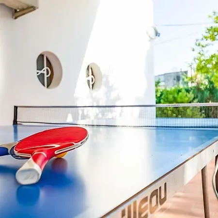 Sleeps 6 Pool Air Con Wifi Specchiolla